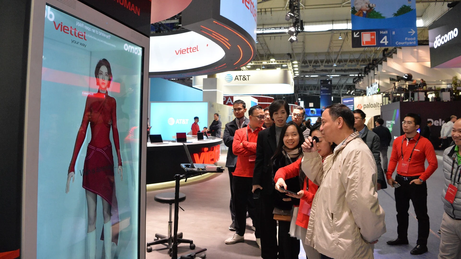 Viettel представил свой самодельный человеческий ИИ на выставке MWC 2024 в Барселоне, Испания, 26-29 февраля 2024 года. Фото: Viettel.