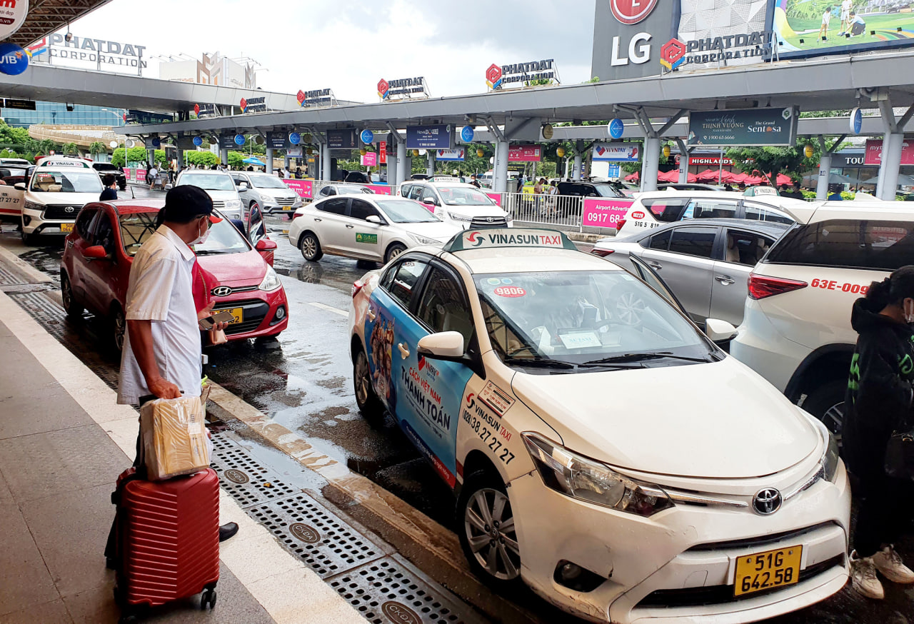 Такси Vinasun встречает пассажира в международном аэропорту Тан Сон Нхат в Хошимине. Фото: Tuoi Tre